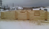 Ручная рубка сруба для бани из зимней сосны на площадке в Архангельской области.