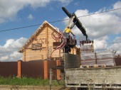 Доставка и разгрузка черепицы БРААС, нужной для монтажа капитальной крыши в Чехове