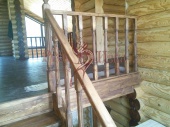 Деревянные перила и балясины на лестнице. Фото.