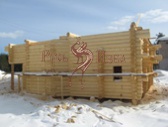 Дом ручной рубки из зимнего сруба на строительной площадке