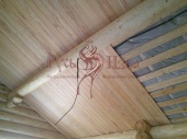 Монтаж имитации бруса из лиственницы на потолке Бани из дерева.