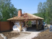 Работы по строительству сруба летней кухни, изготовленной из бревен под скобель.
