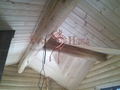Работа по монтажу широкой имитации бруса потолка ломаной крыши внутри Бани.