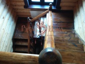 Рубленная лестница в бревенчатом доме. (Подъемно-поворотная с площадкой) Московская область