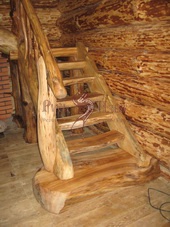 Дубовая лестница в интерьере бревенчатой лесной бани. Домодедово.