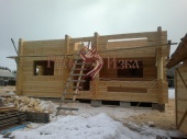 Фото. строительство деревянного дома под лафет из северного, зимнего бревна в Архангельской области.