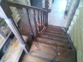 Лестница из полубревна в доме.