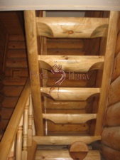 Лестница ручной работы из бревна сосны