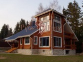 Элитный деревянный дом ручной рубки необычной формы высокого класса.