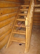Внутренняя рубленная лестница в деревянном доме