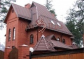 Дом кирпичный с ломаной кровлей из черепицы. Фото. Москва.