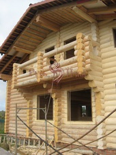 Сруб дома из архангельского бревна с балконом