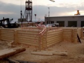 Рубка ручная бревенчатого дома из сруба на строительной площадке.
