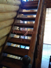 Фото. Внутреняя бревенчатая лестница ручной работы в бане. Петрухино,  Серпуховский район.