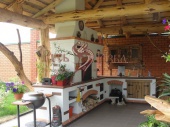 Фото печи-барбекю на  летней кухне из окоренного бревна. Домодедовский район.