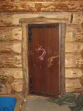 Фото двери в парную рубленной таежной бани.