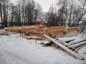 Сруб бани из скобленого большого бревна ручной рубки в Серпуховской районе.