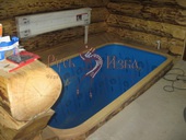 Установка и отделка бассейна в дикой бане из архангельской сосны, рубленой под скобель