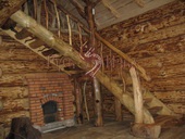 Дубовая лестница с карявыми перилами и балясинами в бревенчатой таежной бане. Подмосковье.