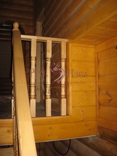 Установка балясин и перил на лестницу в доме из сосны