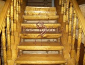 Лестница со ступенями из полубревен