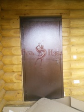 Установка металлической двери в доме из бревна