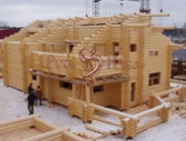 Строительство деревянного сруба под дом из архангельского, северного леса на строительной площадке.