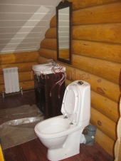 Туалет в бревенчатом доме.