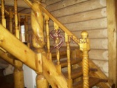 Рубленная, поворотная лестница из бревна