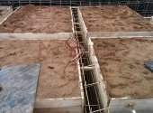 Засыпка песчаной подушки под монолитную плиту на фундаменте.