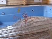 Укладка водяных тёплых полов в комнате сруба бани с бассейном 
