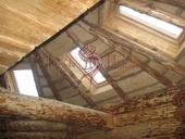 Монтаж мансардных окон в соломенной крыше лесной сруба бани