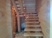 Лестница из бревна в деревянном доме
