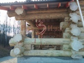 Фото веранды в избе-бане большими костями у бревна снаружи