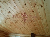 Потолок из имитации бруса в бревенчатом доме. Фото.