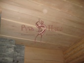 Потолок в парной бани изготовлен из необрезной доски липы. Москва.