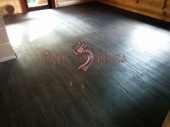Фото. Укладка линолеума на пол в деревянном доме.