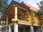 Уникальная кедровая изба ручной рубки с терассой в стиле Шале из бревна под скобель. Тульская область.