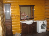 Ванная комната в деревянном доме.