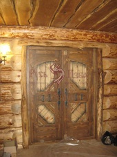 Фото состареной двери в интельере сказочной бани