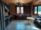 Кухня в деревянном доме из бревна (интерьер внутри) фото.